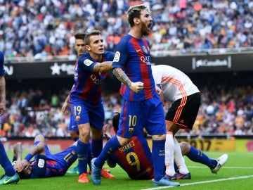 Messi se encara con la grada de Mestalla tras el lanzamiento de una botella de agua