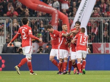 Los jugadores del Bayern, celebrando el 2-0 ante el Borussia Mönchengladbach