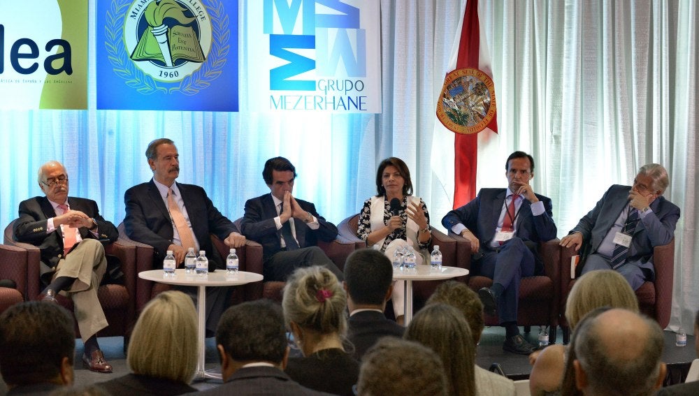 Desde la izquierda, los expresidentes Andrés Pastrana Arango, de Colombia; Vicente Fox, de México; José María Aznar, del Gobierno español; Laura Chinchilla, de Costa Rica; Jorge Quiroga, de Bolivia, y Luis Alberto Lacalle, de Uruguay