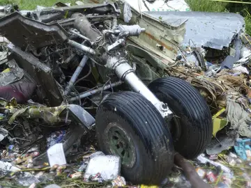 Restos del fuselaje de un helicóptero tras sufrir un accidente Restos del fuselaje de un helicóptero tras sufrir un accidente