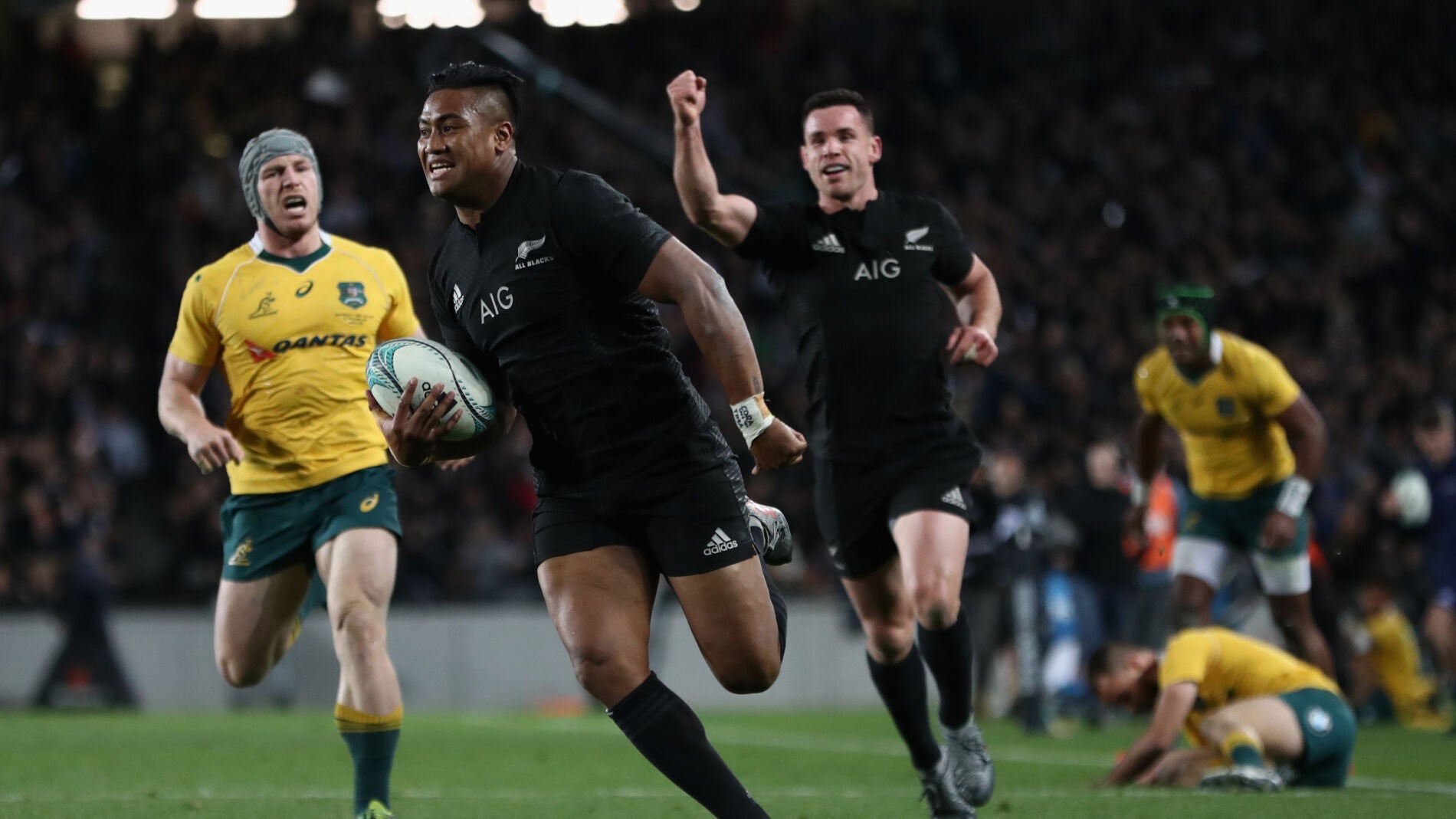 Julian Savea logra un ensayo ante Australia