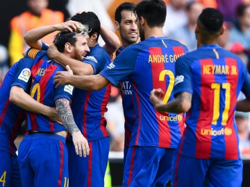 Los jugadores del Barcelona celebran un gol