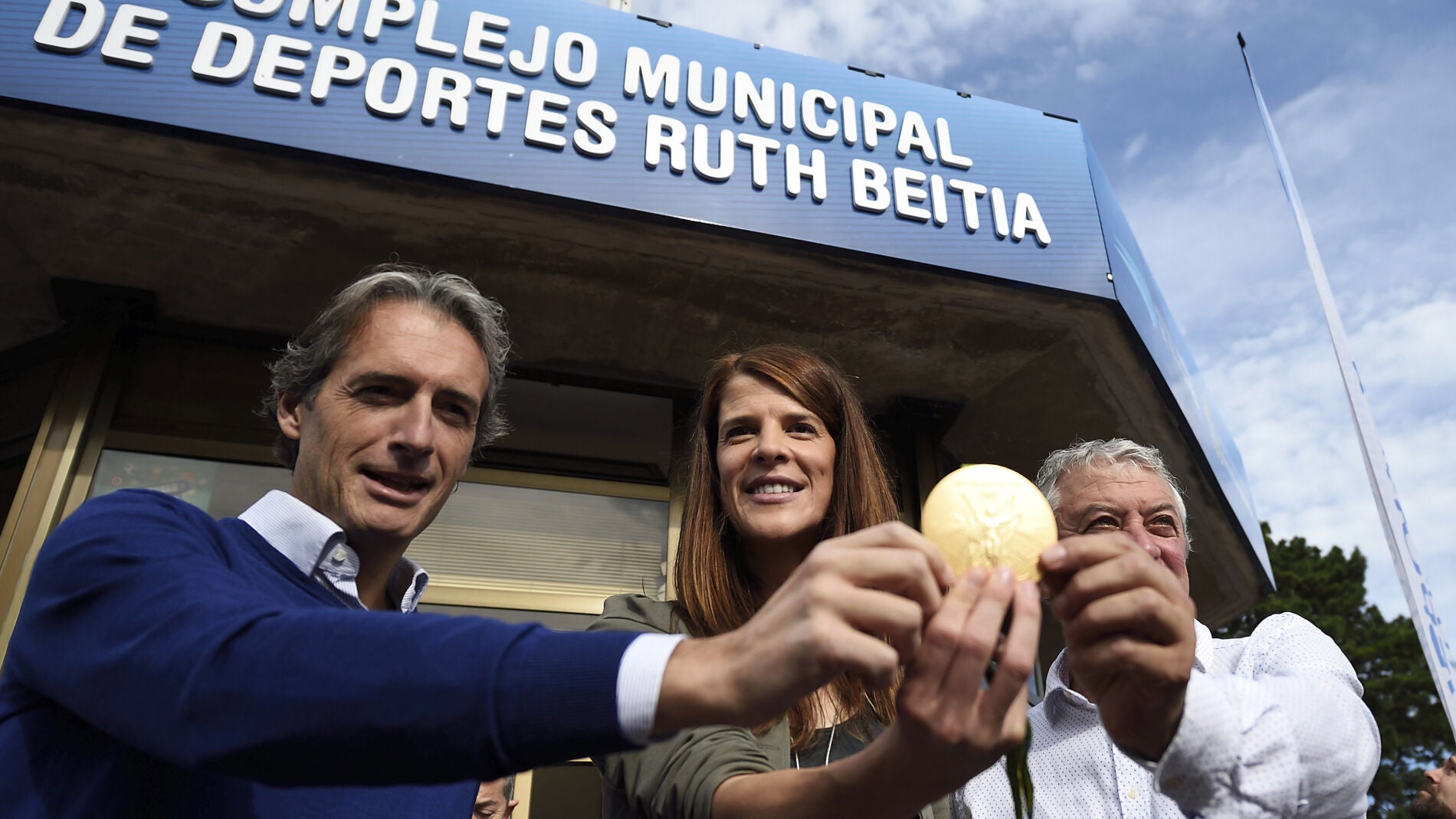 Ruth Beitia posa junto a su entrenador y el alcalde de Santander