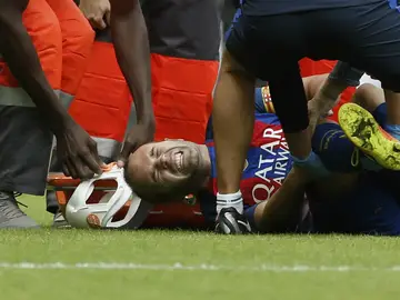 Iniesta se duele de su rodilla derecha Iniesta se duele de su rodilla derecha