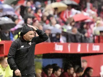 Sampaoli, bajo la lluvia Sampaoli, bajo la lluvia