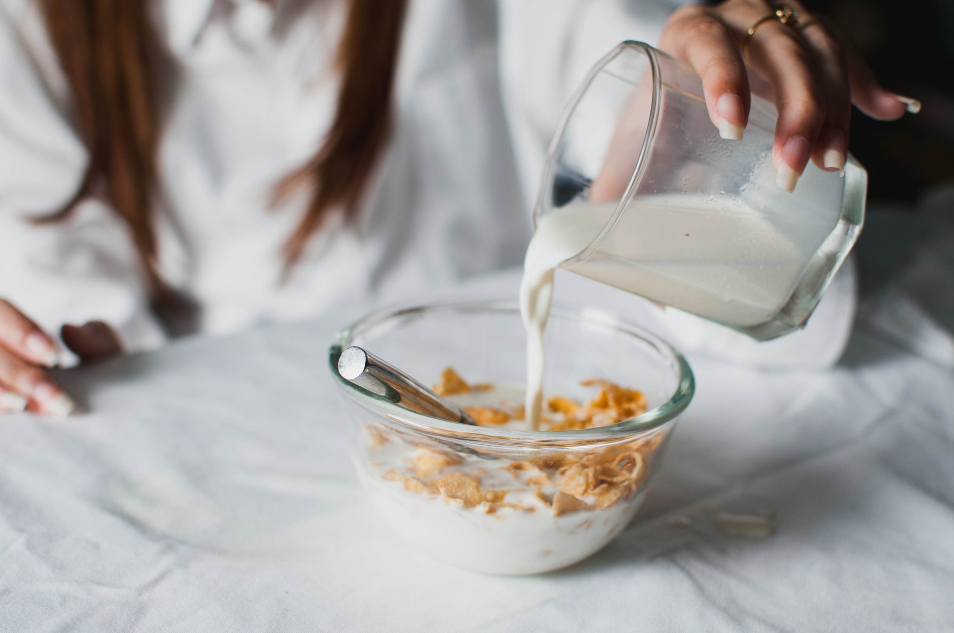 ¿Qué se echa antes, la leche o los cereales? Te traemos la respuesta  definitiva