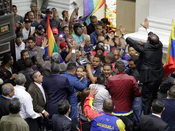 Enfrentamientos en el Parlamento de Venezuela Enfrentamientos en el Parlamento de Venezuela