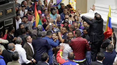 Enfrentamientos en el Parlamento de Venezuela Enfrentamientos en el Parlamento de Venezuela