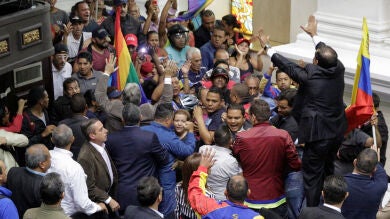 La Asamblea Nacional de Venezuela se declara en rebeldía e impulsará un juicio político contra Maduro