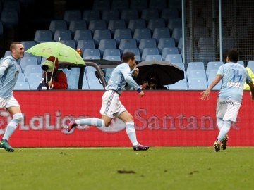 Hugo Mallo, Orellana y Aspas celebran un gol ante el Deportivo