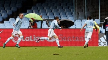 Hugo Mallo, Orellana y Aspas celebran un gol ante el Deportivo