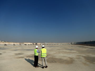 Dos trabajadores en las obras del estadio de Al Wakrah de Catar
