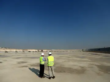 Dos trabajadores en las obras del estadio de Al Wakrah de Catar Dos trabajadores en las obras del estadio de Al Wakrah de Catar