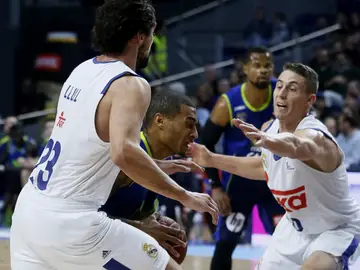 Llull y Carroll, defendiendo a Jackson durante el Estudiantes-Real Madrid Llull y Carroll, defendiendo a Jackson durante el Estudiantes-Real Madrid