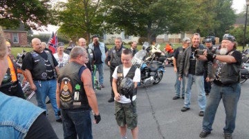 Un grupo de motoristas regalan un casco personalizado a un niño con síndrome de down