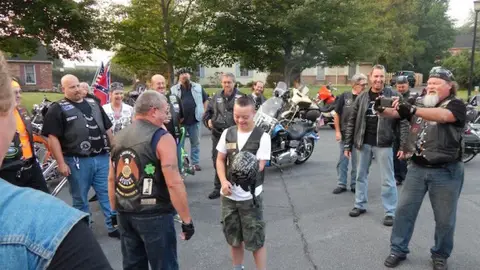 Un grupo de motoristas regalan un casco personalizado a un niño con síndrome de down Un grupo de motoristas regalan un casco personalizado a un niño con síndrome de down