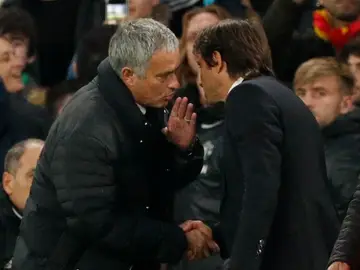 José Mourinho habla con Conte al finalizar el Chelsea-United José Mourinho habla con Conte al finalizar el Chelsea-United