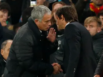 José Mourinho habla con Conte al finalizar el Chelsea-United José Mourinho habla con Conte al finalizar el Chelsea-United