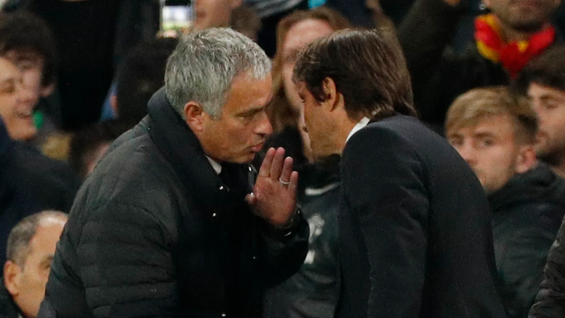 José Mourinho habla con Conte al finalizar el Chelsea-United José Mourinho habla con Conte al finalizar el Chelsea-United