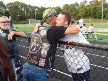 Un grupo de motoristas organizan una escolta muy especial a un chico con síndrome de down para que se sintiera seguro en su primer día de clase Un grupo de motoristas organizan una escolta muy especial a un chico con síndrome de down para que se sintiera seguro en su primer día de clase