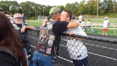 Un grupo de motoristas organizan una escolta muy especial a un chico con síndrome de down para que se sintiera seguro en su primer día de clase