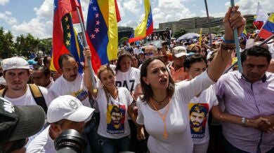 Miles de personas se manifiestan en Venezuela contra la suspensión del revocatorio