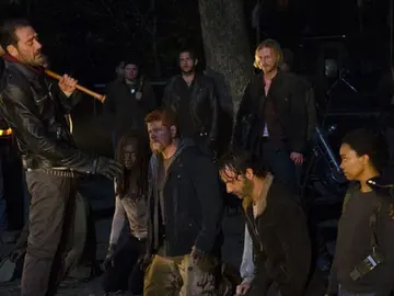 Negan eligiendo a una de sus víctimas Negan eligiendo a una de sus víctimas