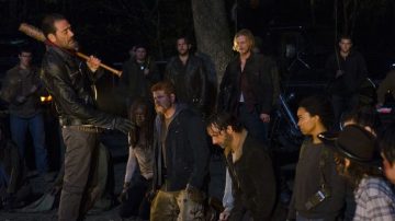 Negan eligiendo a una de sus víctimas