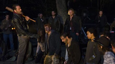 Negan eligiendo a una de sus víctimas