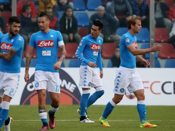 Los jugadores del Nápoles, celebrando el gol de Callejón ante el Crotone Los jugadores del Nápoles, celebrando el gol de Callejón ante el Crotone