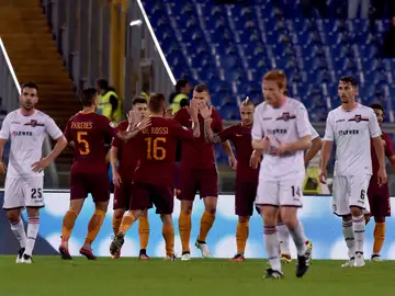 Los jugadores de la Roma, celebrando el gol de Dzeko ante el Palermo Los jugadores de la Roma, celebrando el gol de Dzeko ante el Palermo