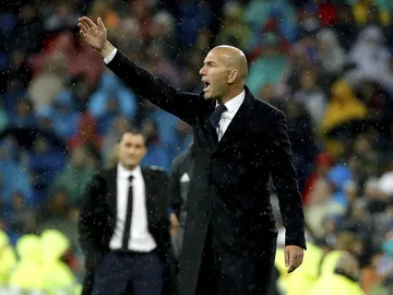 Zidane da instrucciones en la banda del Bernabéu Zidane da instrucciones en la banda del Bernabéu
