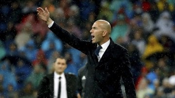Zidane da instrucciones en la banda del Bernabéu
