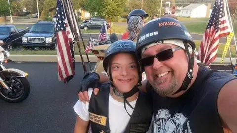 Un motorista se hace un selfie con Sean Maehrer Un motorista se hace un selfie con Sean Maehrer