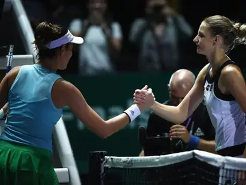 Muguruza estrecha la mano de Pliskova tras su derrota Muguruza estrecha la mano de Pliskova tras su derrota