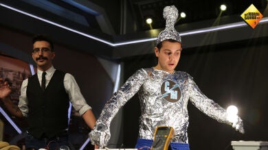 Conoce a 'Conductivo man', el superhombre capaz de soportar la electricidad estática más potente