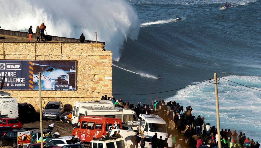 Espectacular imagen de un surfista en Nazaré
