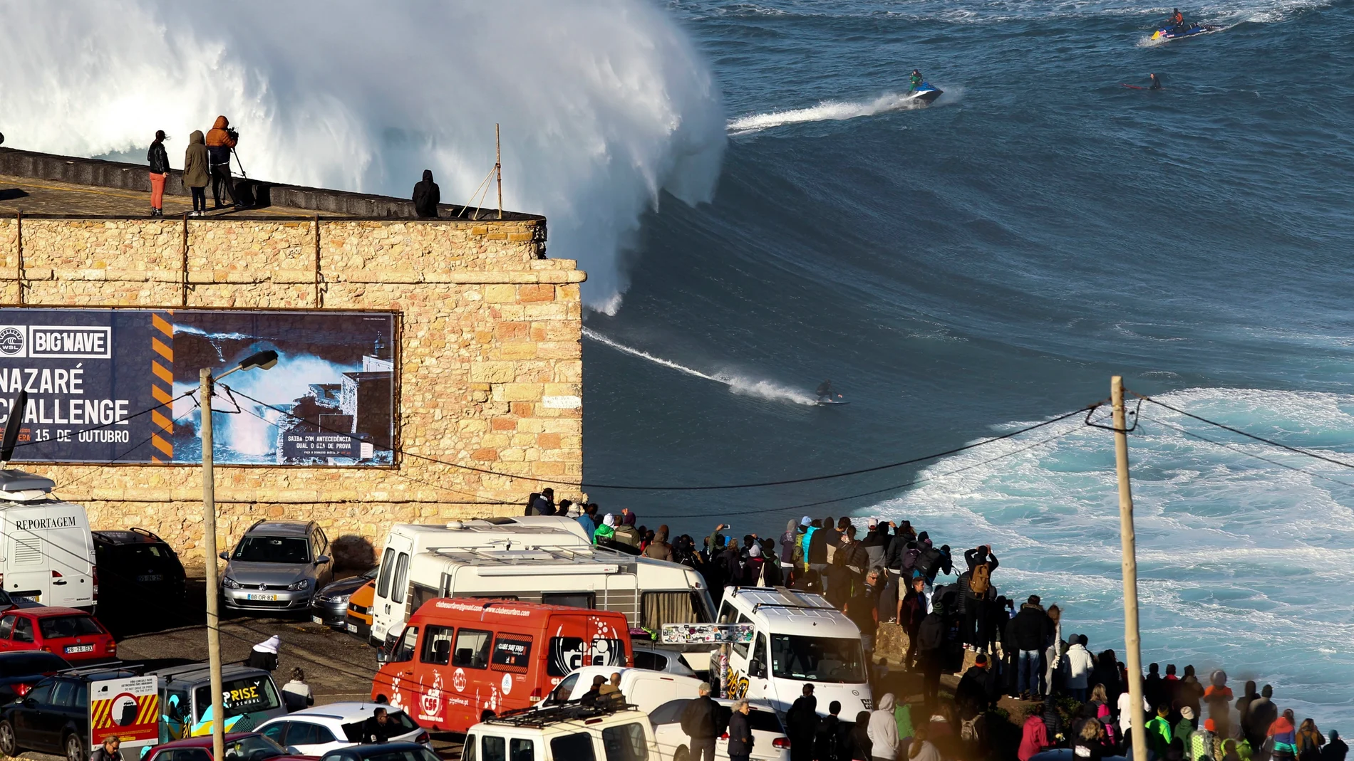 Espectacular imagen de un surfista en Nazaré Espectacular imagen de un surfista en Nazaré