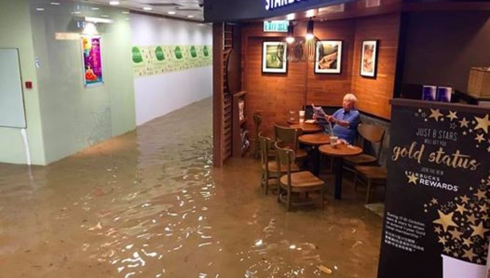 El hombre, impasible durante la inundación