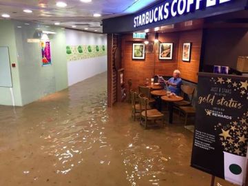 El hombre, impasible durante la inundación