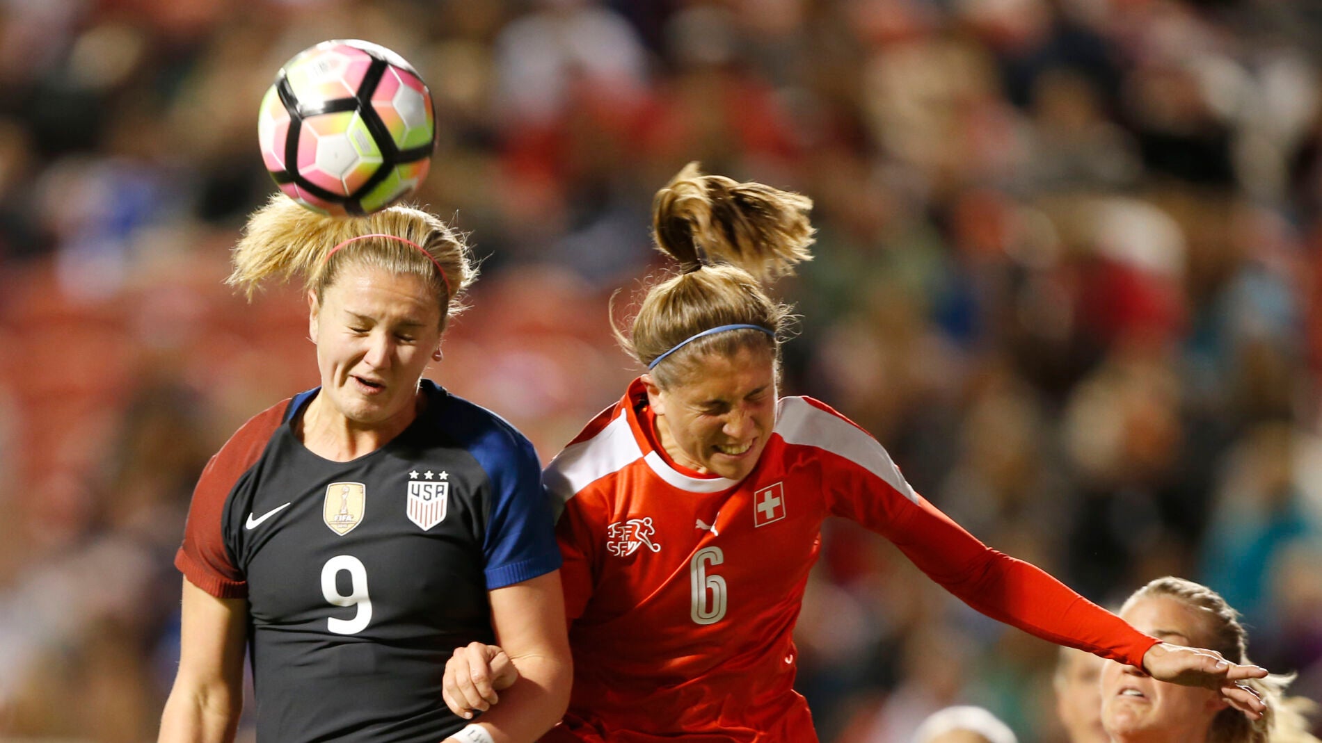 Lindsey Horan y Selina Kuster atacan un bal&oacute;n de cabeza