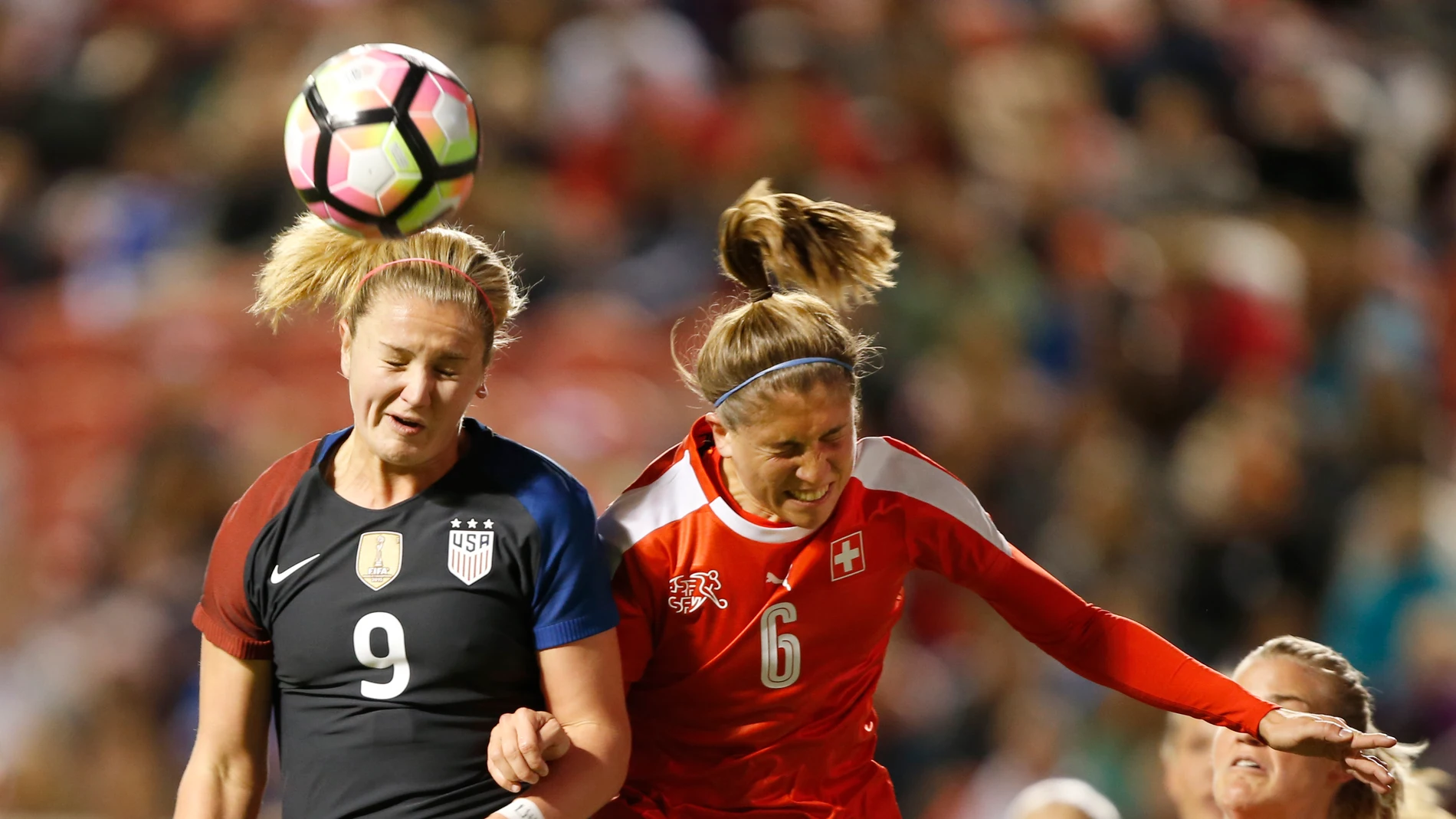 Lindsey Horan y Selina Kuster atacan un balón de cabeza Lindsey Horan y Selina Kuster atacan un balón de cabeza