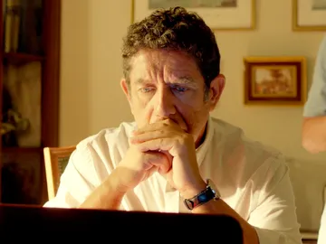 Juan Rueda descubre que su camión transporta mujeres ilegalmente Juan Rueda descubre que su camión transporta mujeres ilegalmente