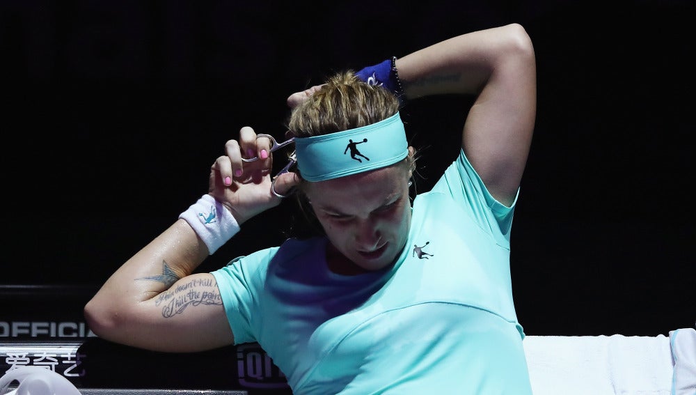 Kuznetsova se corta el pelo durante un partido de tenis