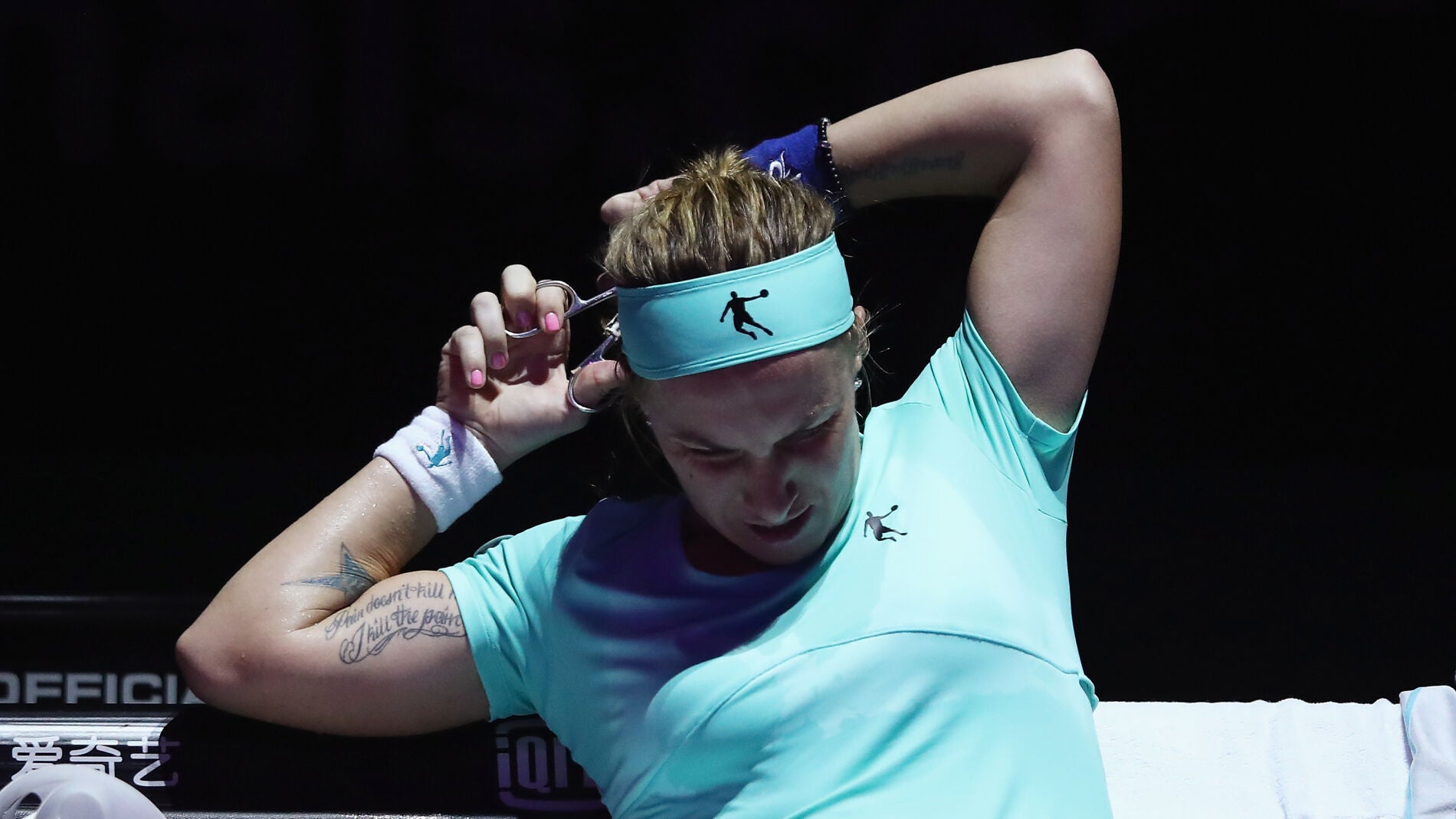 Kuznetsova se corta el pelo durante un partido de tenis