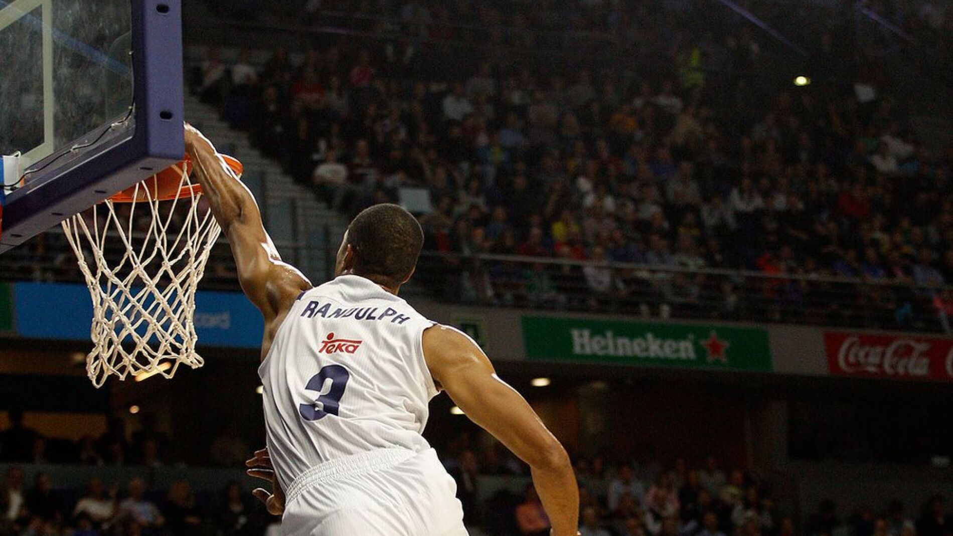 El espectacular mate de Randolph ante Estudiantes