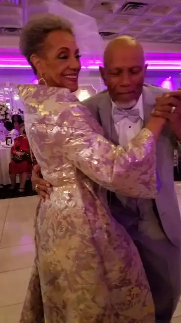 Millie Taylor-Morrison bailando con su marido Millie Taylor-Morrison bailando con su marido