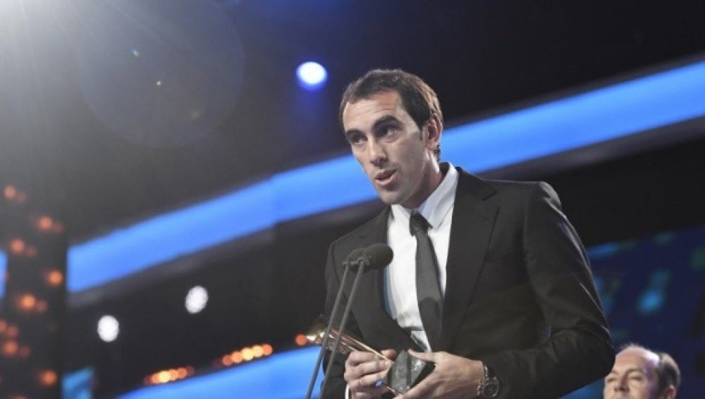 Diego Godín recoge el premio como mejor defensa de la Liga 2015-16