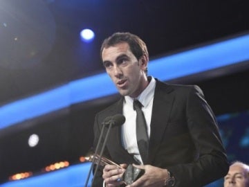 Diego Godín recoge el premio como mejor defensa de la Liga 2015-16