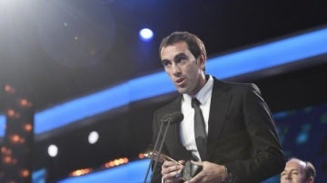 Diego Godín recoge el premio como mejor defensa de la Liga 2015-16